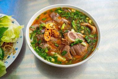 Ünlü ve lezzetli Vietnam yemekleri Bun Bo Hue
