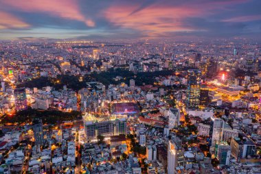 Gün batımında Saigon şehir merkezinin insansız hava aracı görüntüsü
