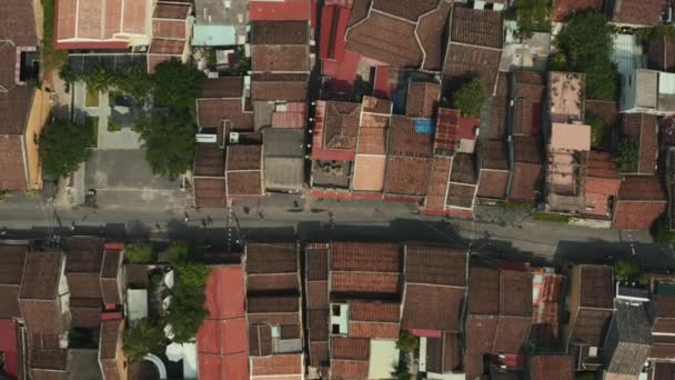 Vista superior de la hermosa azotea rústica en Hoi Una antigua ciudad 4K material de archivo — Vídeos de Stock