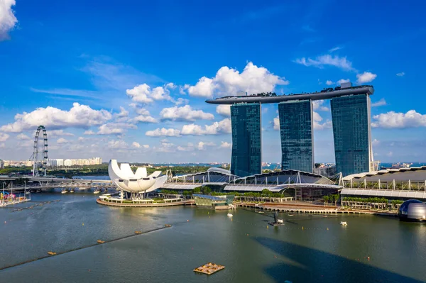 SINGAPUR - 31 de enero de 2020: Foto de vista aérea de Marina Bay, Singapur por la mañana —  Fotos de Stock