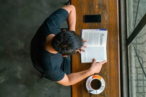 Ázsiai diák olvasni könyvet és inni kávét — Stock Fotó