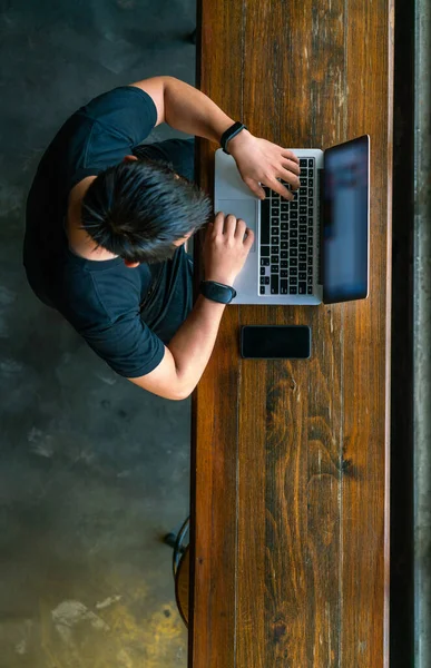 Top view ázsiai férfi dolgozik laptop — Stock Fotó