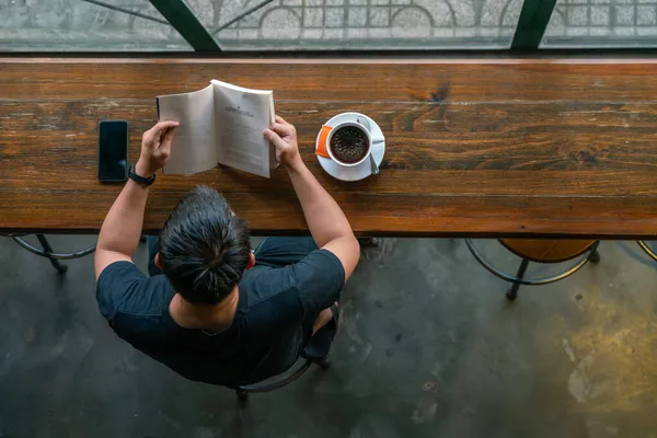 Azjata czytać książki i pić kawę — Zdjęcie stockowe