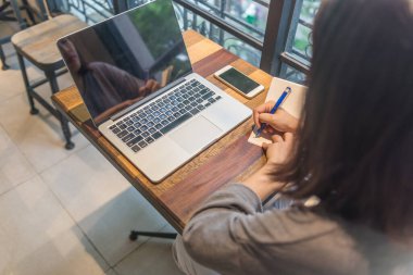 Notta Asyalı öğrenci yazıyor.