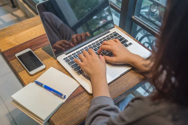 Joven freelancer asiático trabajando en laptop — Foto de Stock