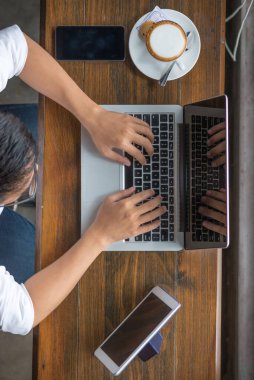 İyi organize olmuş iş adamlarının çalışma masasının üstünde.