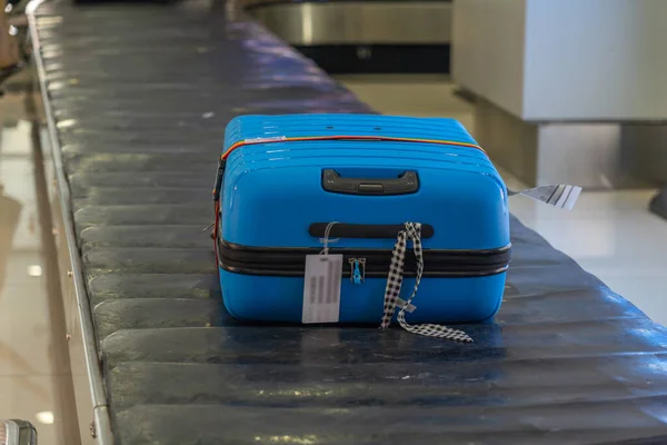 Passagiersbagage op transportband bij aankomst terminal op de luchthaven — Stockfoto