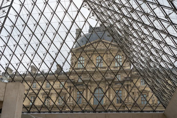 19 červen 2019 - PAŘÍŽ, FRANCIE: Pohled na Louvre Museum zevnitř skleněné pyramidy — Stock fotografie