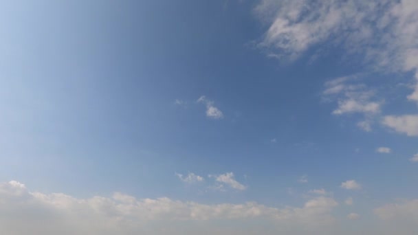 4K felvétel az égen lebegő fehér felhőkről — Stock videók