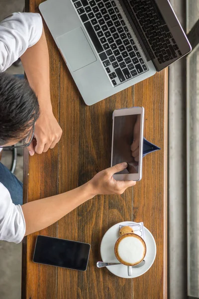 Vista superior de la foto del hombre asiático con la tableta — Foto de Stock