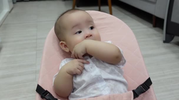 Bonito bebê chupando polegar e conversando com a mãe — Vídeo de Stock