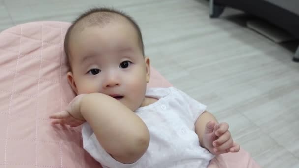 4K bilder av söt liten flicka suger fingrar — Stockvideo