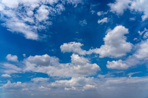 Niebieskie Niebo Tło Wieloma Chmurami Cumulus Wysokiej Jakości Zdjęcie — Zdjęcie stockowe