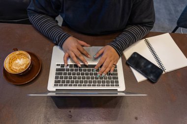 Dizüstü bilgisayar yazan kadının yüksek açılı fotoğrafı 