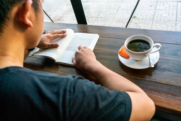 Hátsó nézet fiatal ázsiai férfi olvasás könyv — Stock Fotó