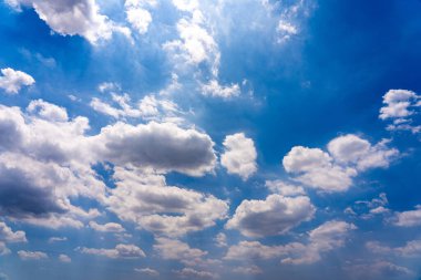 Yüzen beyaz bulutları olan güzel bir gökyüzü