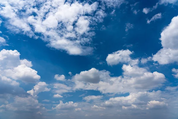 Niebieskie niebo tło z białymi chmurami pływające — Zdjęcie stockowe