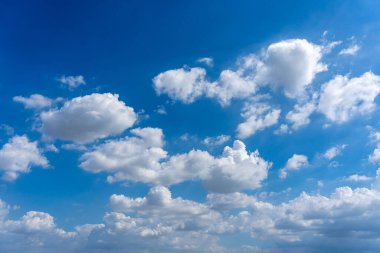 Yüzen beyaz kümülüs bulutlarıyla güzel mavi gökyüzü. Yüksek kalite fotoğraf