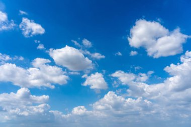 Bir sürü kümülüs bulutu olan mavi bir arka plan. Yüksek kalite fotoğraf