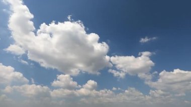 Mavi gökyüzünde süzülen beyaz bulutlar. Yüksek kalite 4k görüntü