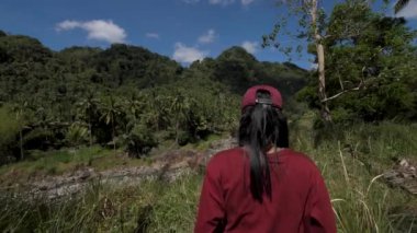 Genç Asyalı Kadın Dağlık Bir Bölgede Ormanda Yürüyor, Nehre Gidiyor
