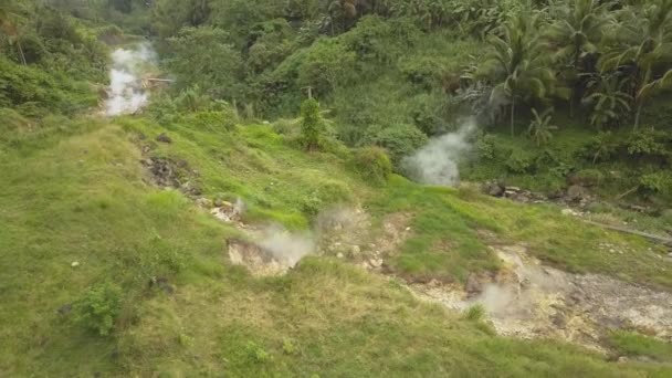 在绿林中，在高山和河流的周围，空中观察蒸汽从地下冒出来 — 图库视频影像