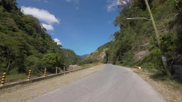 Luchtfoto van de mens rijden motor in palmbomen weg in de Filippijnen — Stockvideo