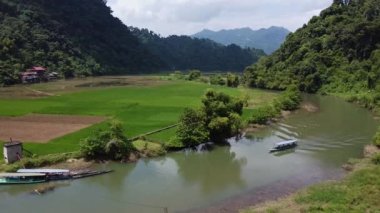 Gün batımında nehir boyunca seyreden turist teknesinin çarpıcı görüntüsü. Sunset Cruise yavaş bir tekne gezisidir.