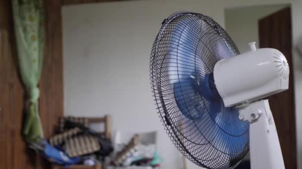 Електричний вентилятор охолодження пари на стелі, водяний вентилятор дме прохолодною водою в повітря, щоб охолодити область на вулиці в спекотний літній день — стокове відео