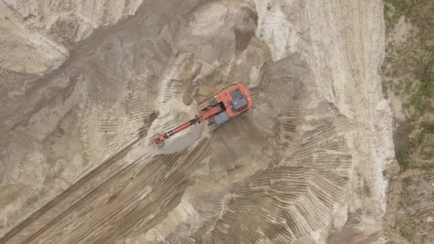 Ο εκσκαφέας φορτώνει την άμμο στο σκουπιδιάρικο. Φορτηγό εξόρυξης μεταφέρει τα ορυκτά στο λατομείο άμμου. Αεροφωτογραφία υπαίθριου ορυχείου. — Αρχείο Βίντεο