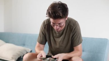 Parlak bir odada erkeklerin elleri para ve diğer para birimlerini sayar.