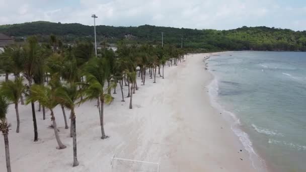 Vista aérea del océano azul en una isla con arena blanca, palmeras a lo largo de la playa en un Resort en Asia — Vídeos de Stock
