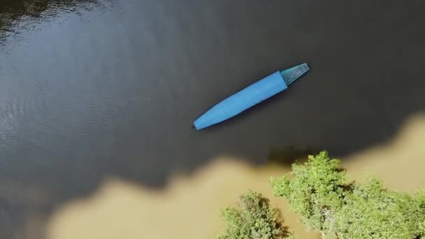 Um barco turístico navega ao longo do rio entre montanhas e florestas verdes na Ásia, Em torno da selva e da natureza — Vídeo de Stock