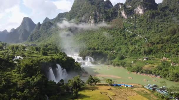 Вид с воздуха на красивый водопад в горах, вокруг зеленого леса и реки, азиатская достопримечательность — стоковое видео