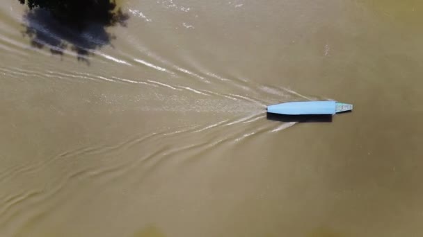 Un barco turístico navega a lo largo del río entre montañas y bosques verdes en Asia, Alrededor de la selva y la naturaleza — Vídeos de Stock