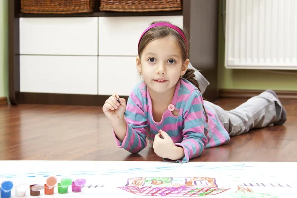 Κοριτσάκι φινίρισμα να ζωγραφίσει ένα σπίτι — Φωτογραφία Αρχείου