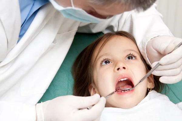 Niño en la odontología — Foto de Stock