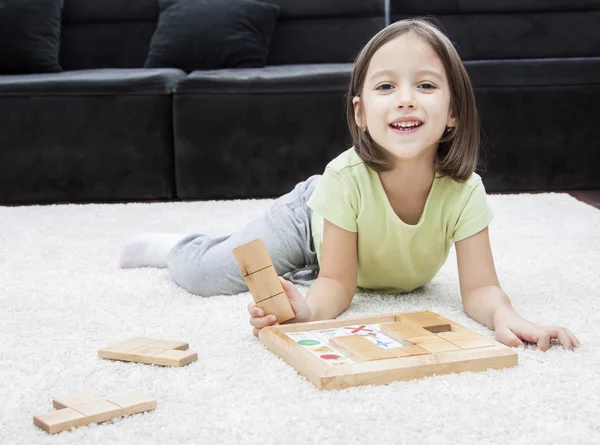 Sonríe chica jugando en el suelo — Foto de Stock