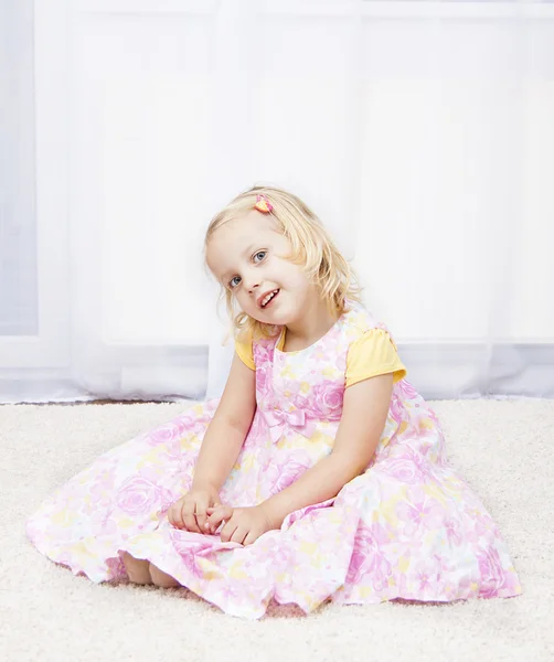 Pequena princesa em vestido floral — Fotografia de Stock