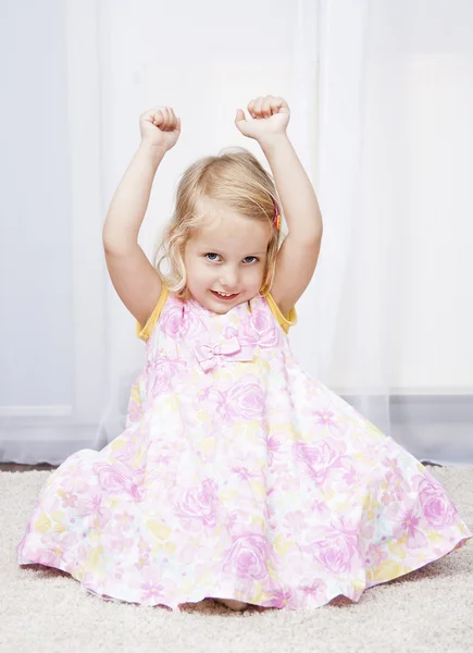 Glückliches kleines Mädchen — Stockfoto