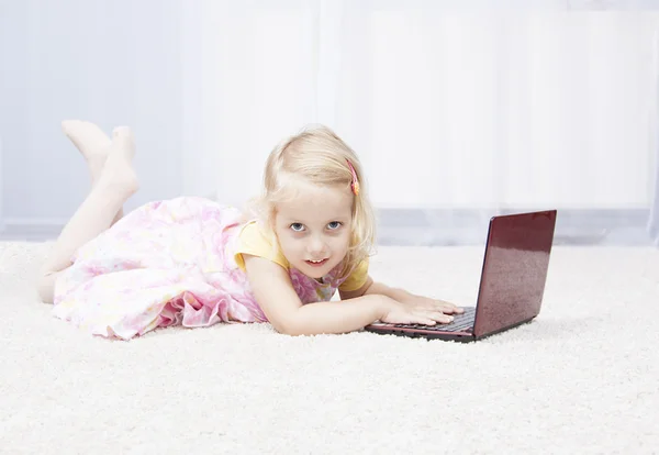 Playing on laptop — Stock Photo, Image