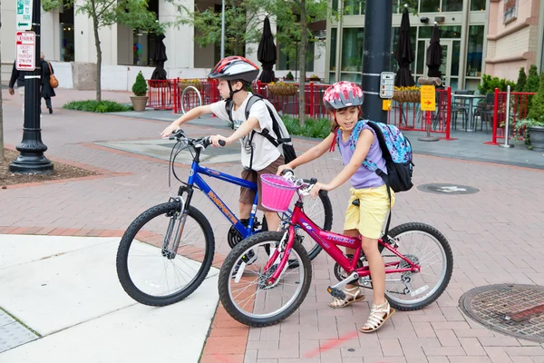 Niños yendo en bicicleta a la escuela — Foto de Stock