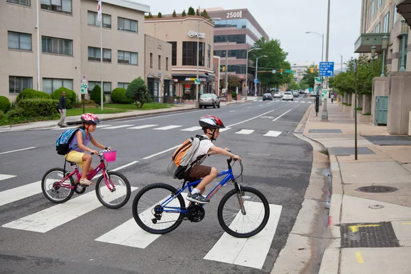 Niños yendo en bicicleta a la escuela — Foto de Stock