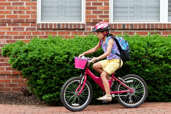 Crianças de bicicleta para a escola Imagem De Stock