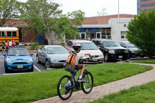 Crianças de bicicleta para a escola Fotografias De Stock Royalty-Free