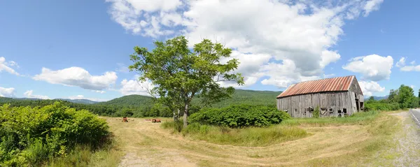 Hayfield, grange et panorama de montagne — Photo