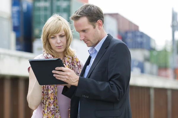 Business using digital tablet outdoors — Stock Photo, Image