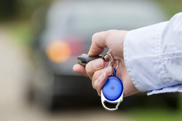 Homem segurando carro chave remota . — Fotografia de Stock