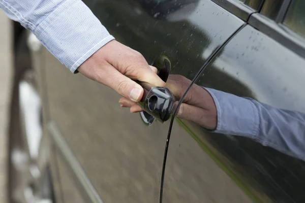 Mans hand ontsluiten auto deur. — Stockfoto