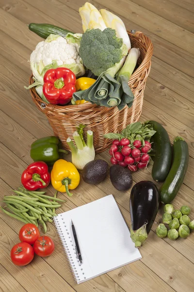 Книга с овощами и корзиной — стоковое фото